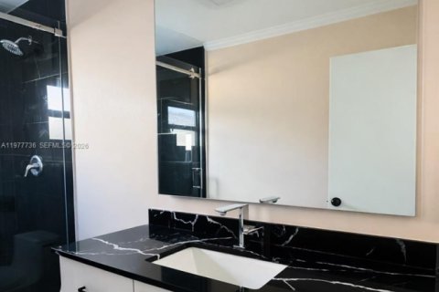 House in Oakland Park, Florida 2 bedrooms, 293.2 sq.m. № 2042119 - photo 17