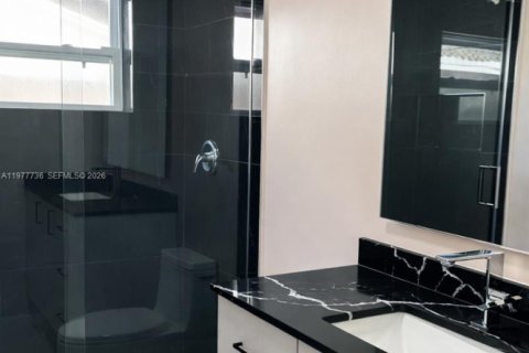 House in Oakland Park, Florida 2 bedrooms, 293.2 sq.m. № 2042119 - photo 15