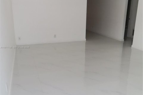 House in Oakland Park, Florida 2 bedrooms, 293.2 sq.m. № 2042119 - photo 10