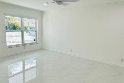 House in Oakland Park, Florida 2 bedrooms, 293.2 sq.m. № 2042119 - photo 4