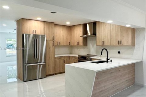 House in Oakland Park, Florida 2 bedrooms, 293.2 sq.m. № 2042119 - photo 20