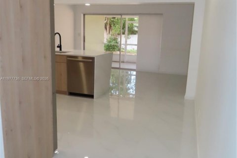 House in Oakland Park, Florida 2 bedrooms, 293.2 sq.m. № 2042119 - photo 18