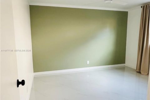 House in Oakland Park, Florida 2 bedrooms, 293.2 sq.m. № 2042119 - photo 11