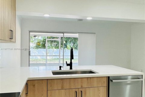 House in Oakland Park, Florida 2 bedrooms, 293.2 sq.m. № 2042119 - photo 24