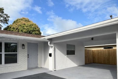 House in Oakland Park, Florida 2 bedrooms, 293.2 sq.m. № 2042119 - photo 2