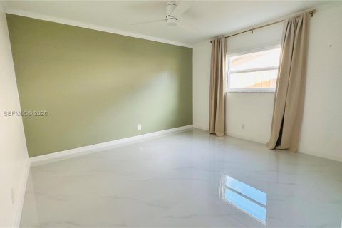 House in Oakland Park, Florida 2 bedrooms, 293.2 sq.m. № 2042119 - photo 12