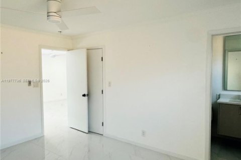 House in Oakland Park, Florida 2 bedrooms, 293.2 sq.m. № 2042119 - photo 5