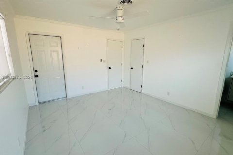 House in Oakland Park, Florida 2 bedrooms, 293.2 sq.m. № 2042119 - photo 6