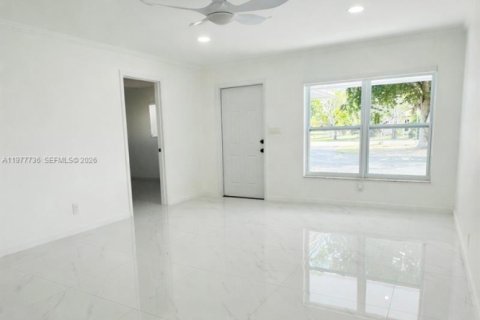 House in Oakland Park, Florida 2 bedrooms, 293.2 sq.m. № 2042119 - photo 3