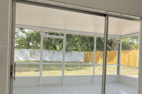 House in Oakland Park, Florida 2 bedrooms, 293.2 sq.m. № 2042119 - photo 25