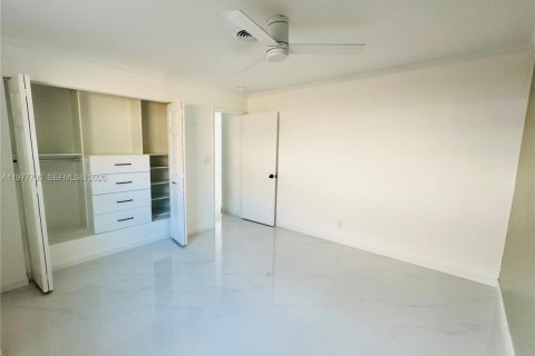 House in Oakland Park, Florida 2 bedrooms, 293.2 sq.m. № 2042119 - photo 13