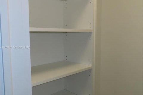 House in Oakland Park, Florida 2 bedrooms, 293.2 sq.m. № 2042119 - photo 8