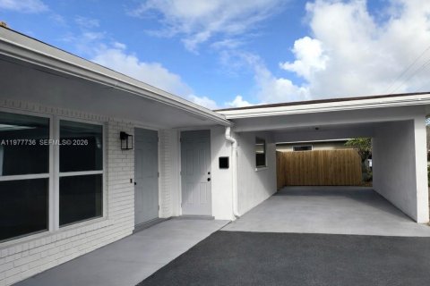 House in Oakland Park, Florida 2 bedrooms, 293.2 sq.m. № 2042119
