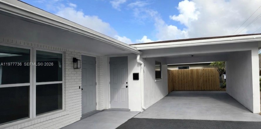 House in Oakland Park, Florida 2 bedrooms, 293.2 sq.m. № 2042119