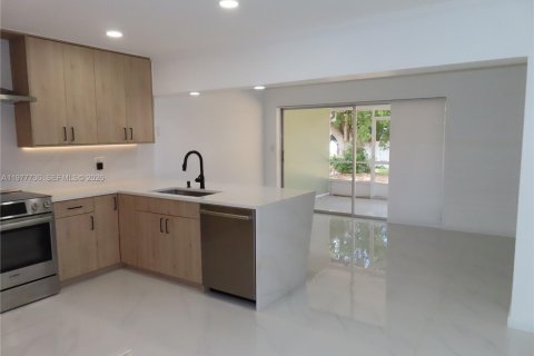 House in Oakland Park, Florida 2 bedrooms, 293.2 sq.m. № 2042119 - photo 19