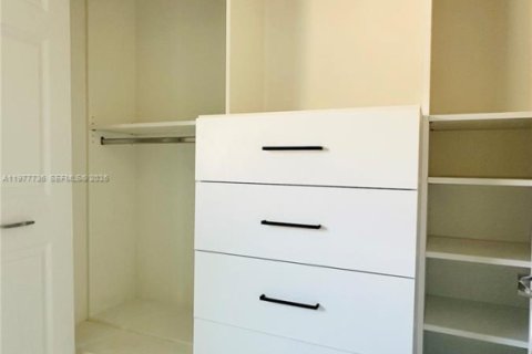 House in Oakland Park, Florida 2 bedrooms, 293.2 sq.m. № 2042119 - photo 14