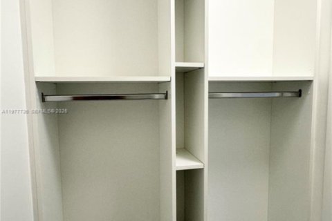 House in Oakland Park, Florida 2 bedrooms, 293.2 sq.m. № 2042119 - photo 9