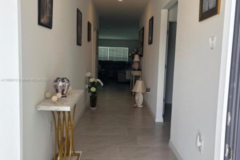 House in Lehigh Acres, Florida 4 bedrooms, 180.32 sq.m. № 1981833 - photo 6