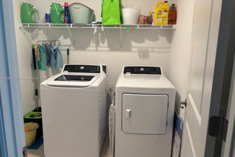 House in Lehigh Acres, Florida 4 bedrooms, 180.32 sq.m. № 1981833 - photo 7