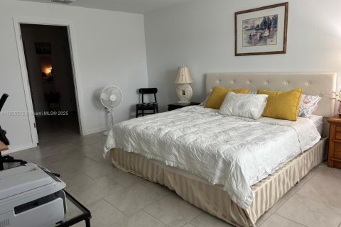 House in Lehigh Acres, Florida 4 bedrooms, 180.32 sq.m. № 1981833 - photo 16