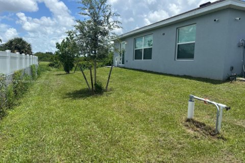 House in Lehigh Acres, Florida 4 bedrooms, 180.32 sq.m. № 1981833 - photo 11