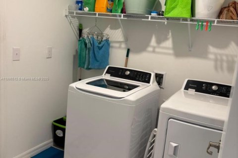 House in Lehigh Acres, Florida 4 bedrooms, 180.32 sq.m. № 1981833 - photo 28