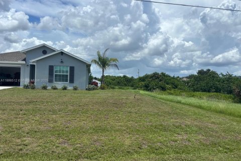 House in Lehigh Acres, Florida 4 bedrooms, 180.32 sq.m. № 1981833 - photo 3