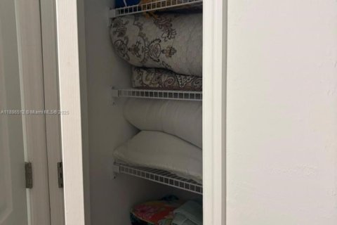 House in Lehigh Acres, Florida 4 bedrooms, 180.32 sq.m. № 1981833 - photo 8