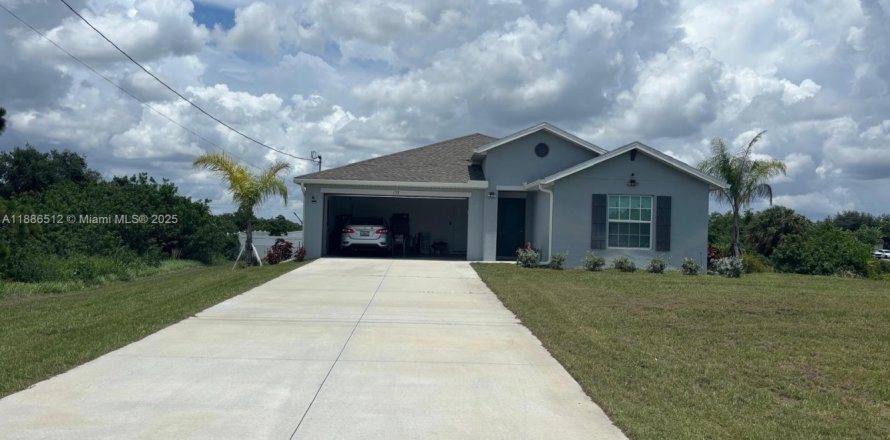 House in Lehigh Acres, Florida 4 bedrooms, 180.32 sq.m. № 1981833