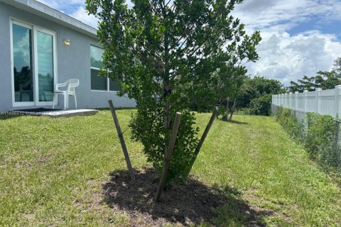 House in Lehigh Acres, Florida 4 bedrooms, 180.32 sq.m. № 1981833 - photo 13