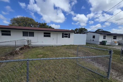 House in Homestead, Florida 3 bedrooms, 121.79 sq.m. № 2049815