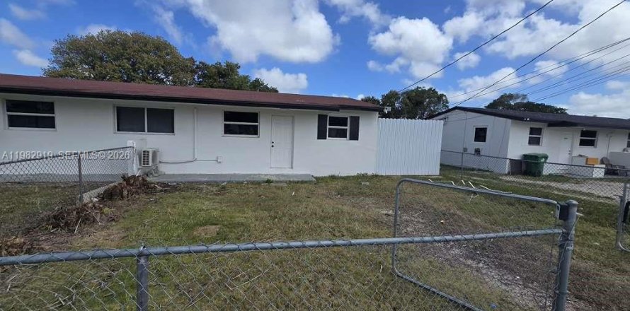 House in Homestead, Florida 3 bedrooms, 121.79 sq.m. № 2049815