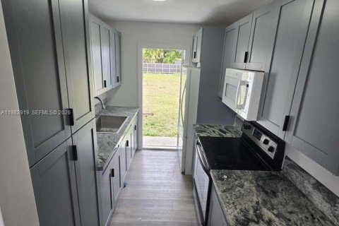 House in Homestead, Florida 3 bedrooms, 121.79 sq.m. № 2049815 - photo 2