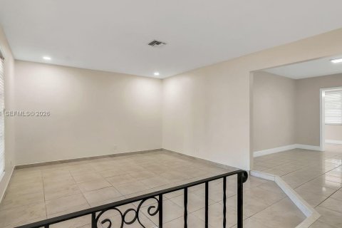 House in Hollywood, Florida 6 bedrooms, 269.23 sq.m. № 2030627 - photo 9