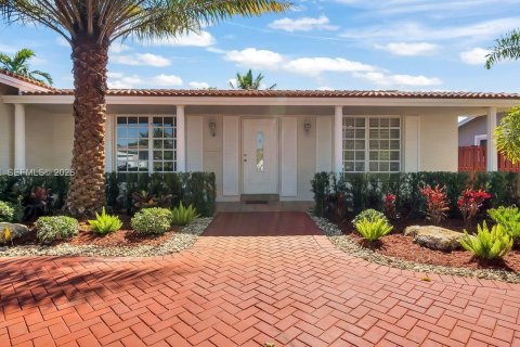 House in Hollywood, Florida 6 bedrooms, 269.23 sq.m. № 2030627 - photo 3