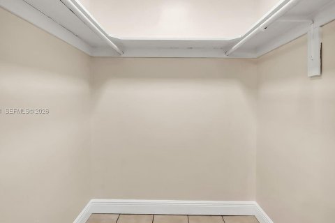 House in Hollywood, Florida 6 bedrooms, 269.23 sq.m. № 2030627 - photo 18