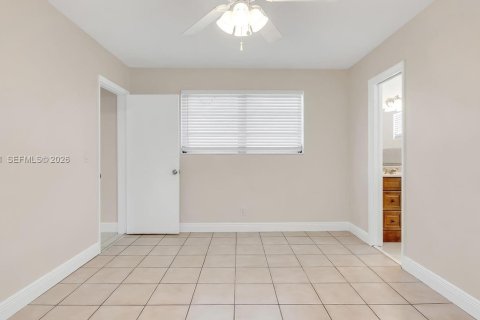 House in Hollywood, Florida 6 bedrooms, 269.23 sq.m. № 2030627 - photo 19