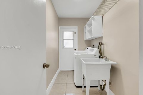 House in Hollywood, Florida 6 bedrooms, 269.23 sq.m. № 2030627 - photo 20