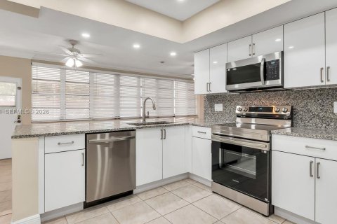 House in Hollywood, Florida 6 bedrooms, 269.23 sq.m. № 2030627 - photo 4