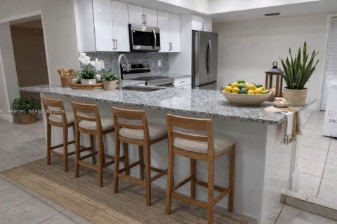 House in Hollywood, Florida 6 bedrooms, 269.23 sq.m. № 2030627 - photo 5