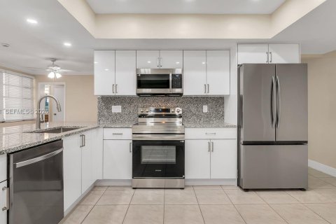 House in Hollywood, Florida 6 bedrooms, 269.23 sq.m. № 2030627 - photo 6