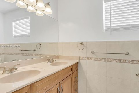 House in Hollywood, Florida 6 bedrooms, 269.23 sq.m. № 2030627 - photo 16