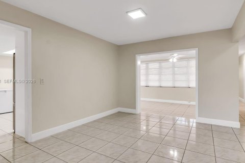 House in Hollywood, Florida 6 bedrooms, 269.23 sq.m. № 2030627 - photo 13