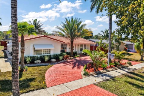 House in Hollywood, Florida 6 bedrooms, 269.23 sq.m. № 2030627