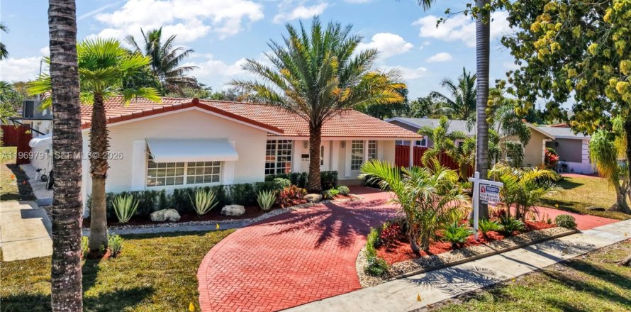 House in Hollywood, Florida 6 bedrooms, 269.23 sq.m. № 2030627