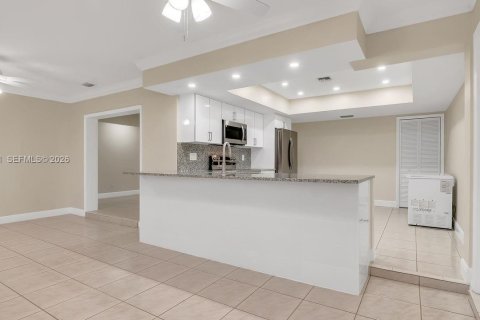 House in Hollywood, Florida 6 bedrooms, 269.23 sq.m. № 2030627 - photo 7