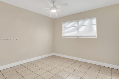 House in Hollywood, Florida 6 bedrooms, 269.23 sq.m. № 2030627 - photo 24