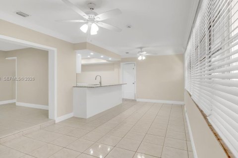 House in Hollywood, Florida 6 bedrooms, 269.23 sq.m. № 2030627 - photo 8