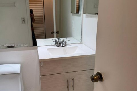 Condo in Hialeah, Florida, 2 bedrooms  № 1952614 - photo 7