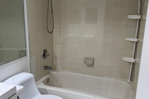 Condo in Hialeah, Florida, 2 bedrooms  № 1952614 - photo 5